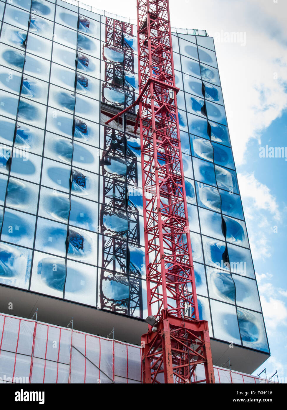 Site de construction de la Philharmonie de l'Elbe à l'aide d'une grue Banque D'Images