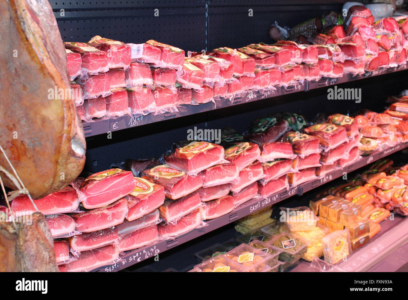Jambon de Parme, Speck et d'autres viandes italiennes sur l'affichage dans une épicerie fine dans la ville de montagne de Pozza di Fassa, Trentin, Italie Banque D'Images