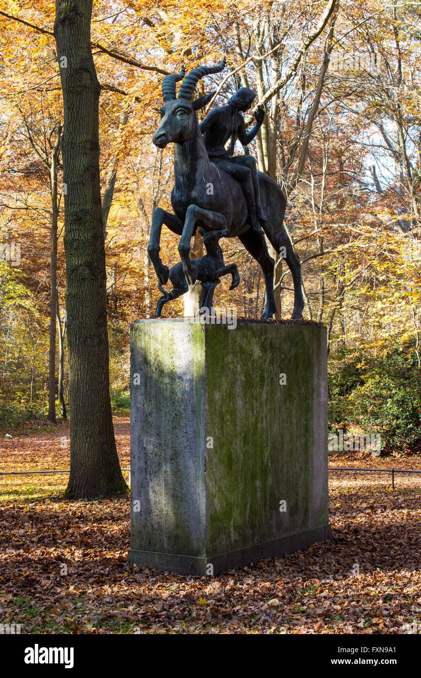 Sculpture de la créature mythique avec cavalière et chien créé par Ludwig Vierthaler, Eilenriede, Hannover Banque D'Images