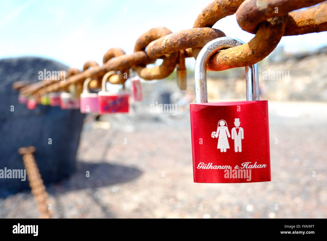 Un amour lock attaché à une chaîne en métal qui célèbre un mariage rail Banque D'Images