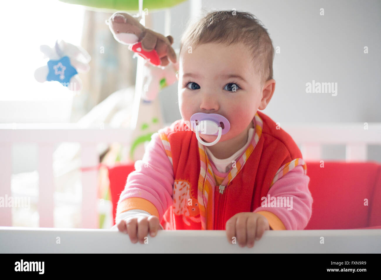 10 Mois Bebe Fille Debout Sur Le Lit D Apres Le Reveil Avec Sucette Photo Stock Alamy 10 Mois Bebe Fille Debout Sur Le Lit D Apres Le Reveil Avec Sucette Photo Stock Alamy