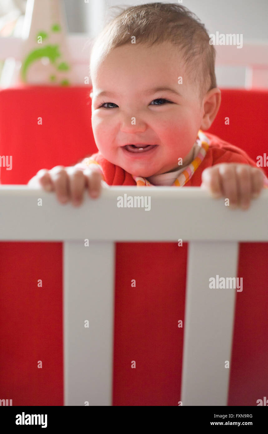 Little baby girl smiling et montrant ses premières dents juste après l'éveil Banque D'Images