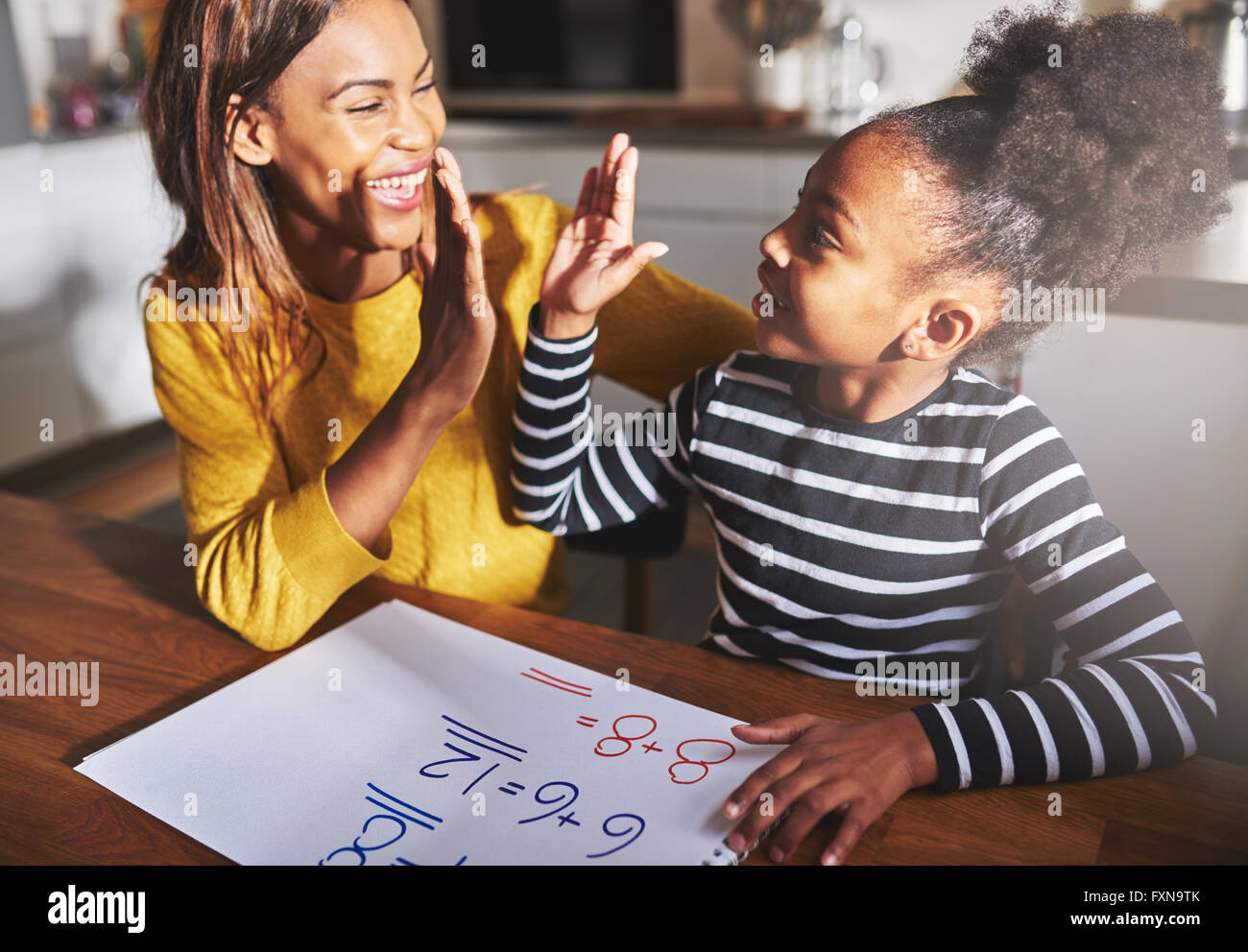 Apprendre à calculer, cinq succès, la mère et l'enfant noir Banque D'Images