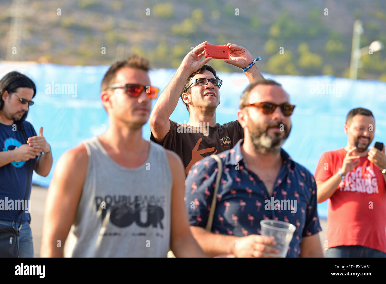 BENICASSIM, ESPAGNE - 18 juillet : un homme de l'auditoire avec son smartphone dans un concert au Festival de Musique le 18 juillet 2014. Banque D'Images