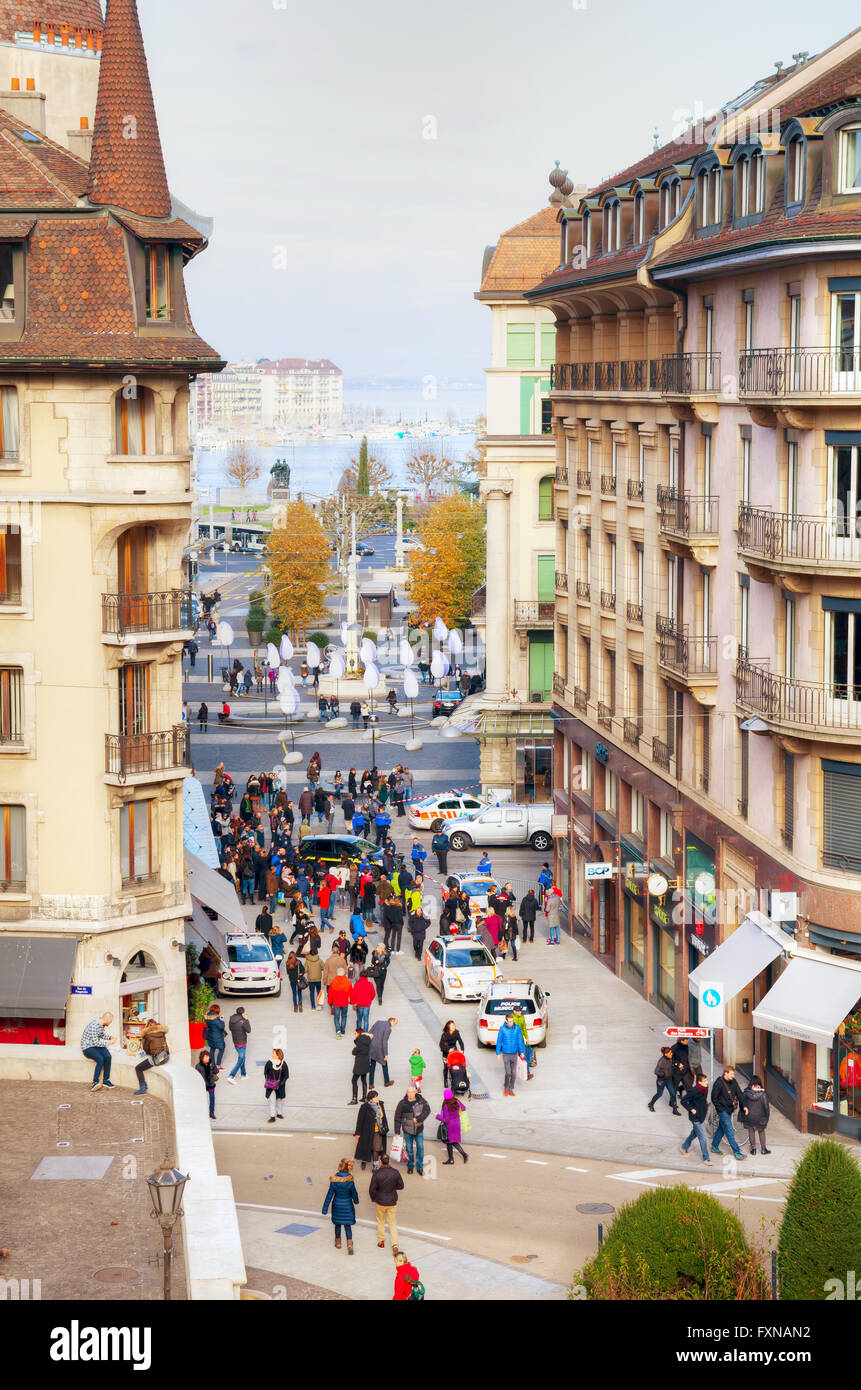 Genève, SUISSE - Le 28 novembre : Rue du Rhône rue avec les gens le 28 novembre 2015 à Genève, Suisse. Banque D'Images