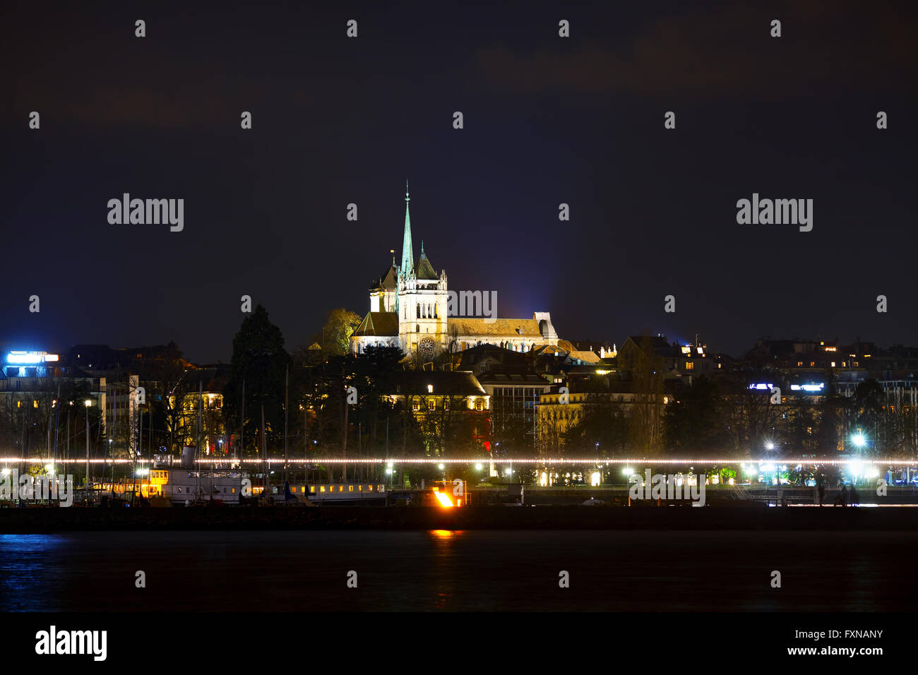 La ville de Genève sommaire avec la Cathédrale St Pierre à Genève, Suisse. Banque D'Images