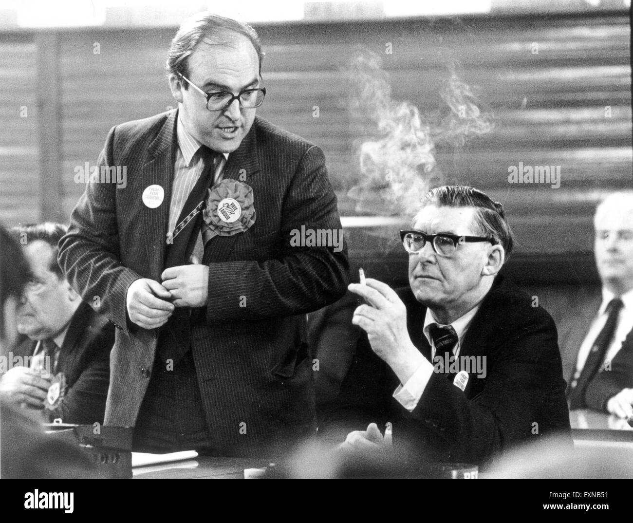 John Smith, député travailliste écossais avec leader mick mcgahey mineurs à la mine pendant la Bilston Glen de grève des mineurs de 1984 Banque D'Images