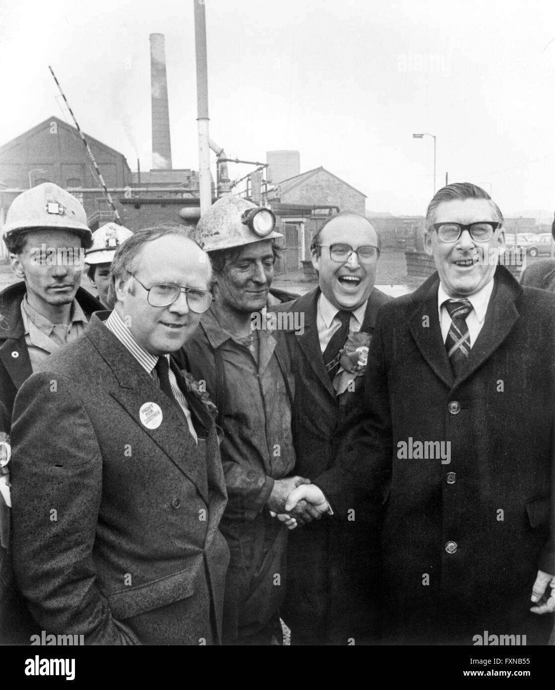 John Smith, député travailliste écossais mp avec leader mick mcgahey mineurs à la mine pendant la Bilston Glen de grève des mineurs de 1984 Banque D'Images