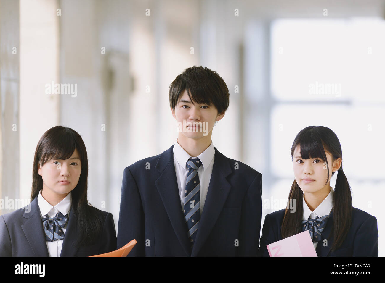 Les lycéens japonais en couloir d'école Banque D'Images