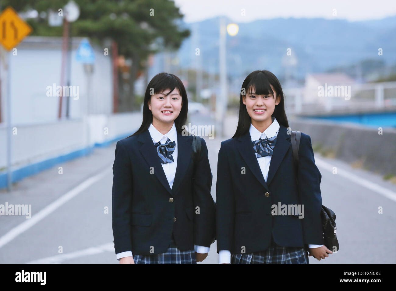 Les lycéens japonais à l'extérieur de l'école Banque D'Images