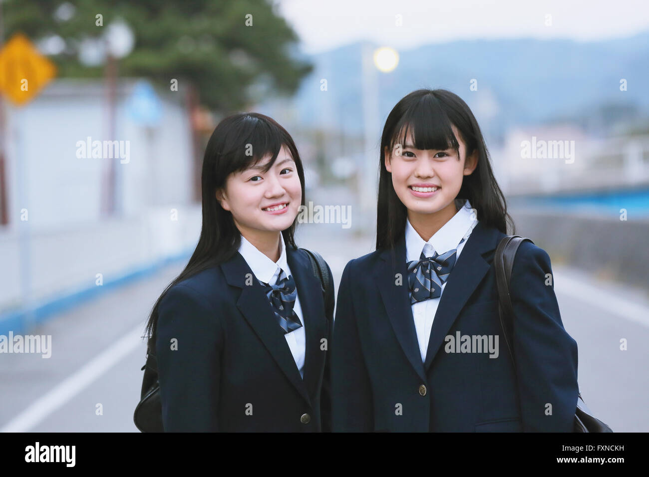 Les lycéens japonais à l'extérieur de l'école Banque D'Images