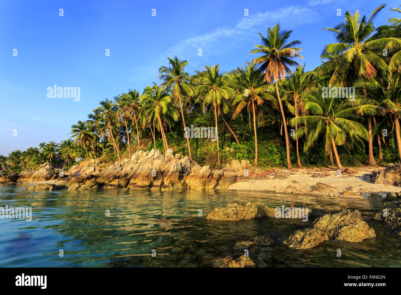 Rocky Taling Ngam beach à soir à Samui, Thaïlande Banque D'Images