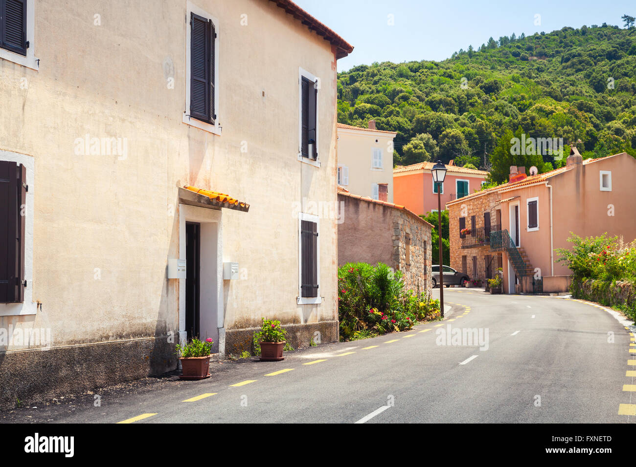 La rue vide de Piana ville dans une journée d'été. L'île de Corse, France Banque D'Images