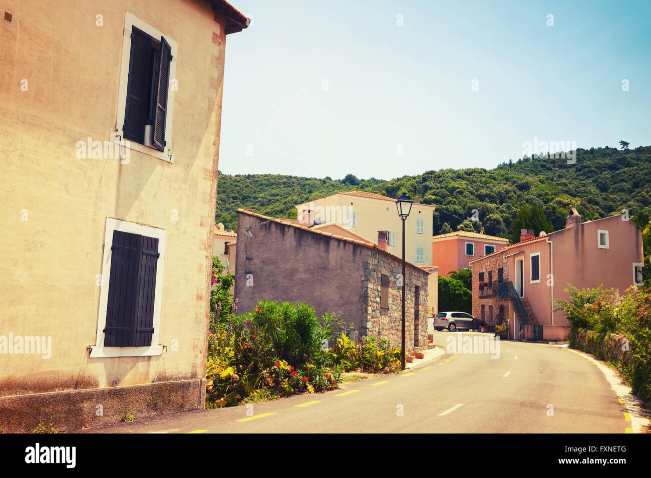 Vue sur la rue de la ville de Piana en été. L'île de Corse, France. Vintage photo correction tonale, style ancien filtre effet instagram Banque D'Images