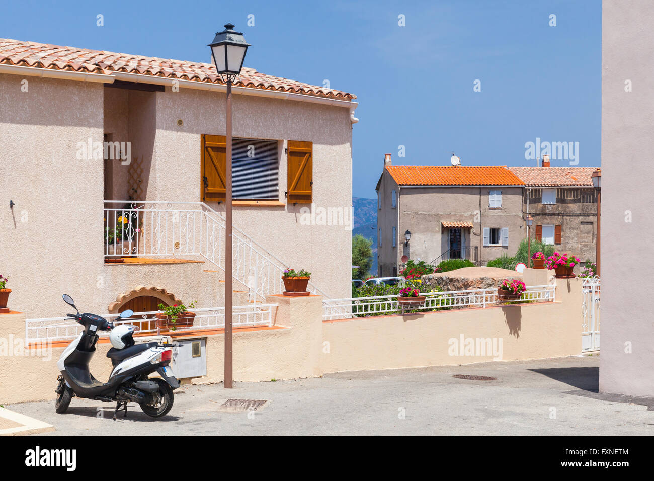 Vue sur la rue de la ville de Piana en plein jour d'été. L'île de Corse, France Banque D'Images