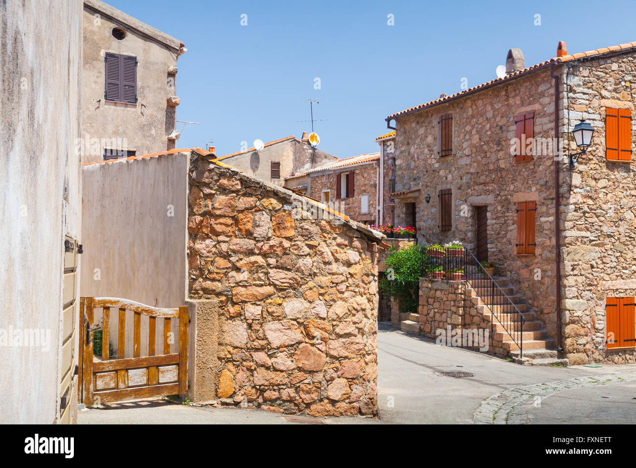 La rue vide de la ville de Piana en plein jour d'été. L'île de Corse, France Banque D'Images