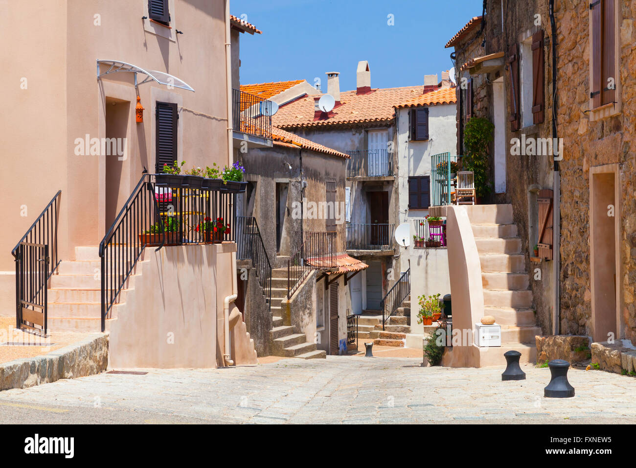 Ruelle de la ville de Piana en plein jour d'été. L'île de Corse, France Banque D'Images