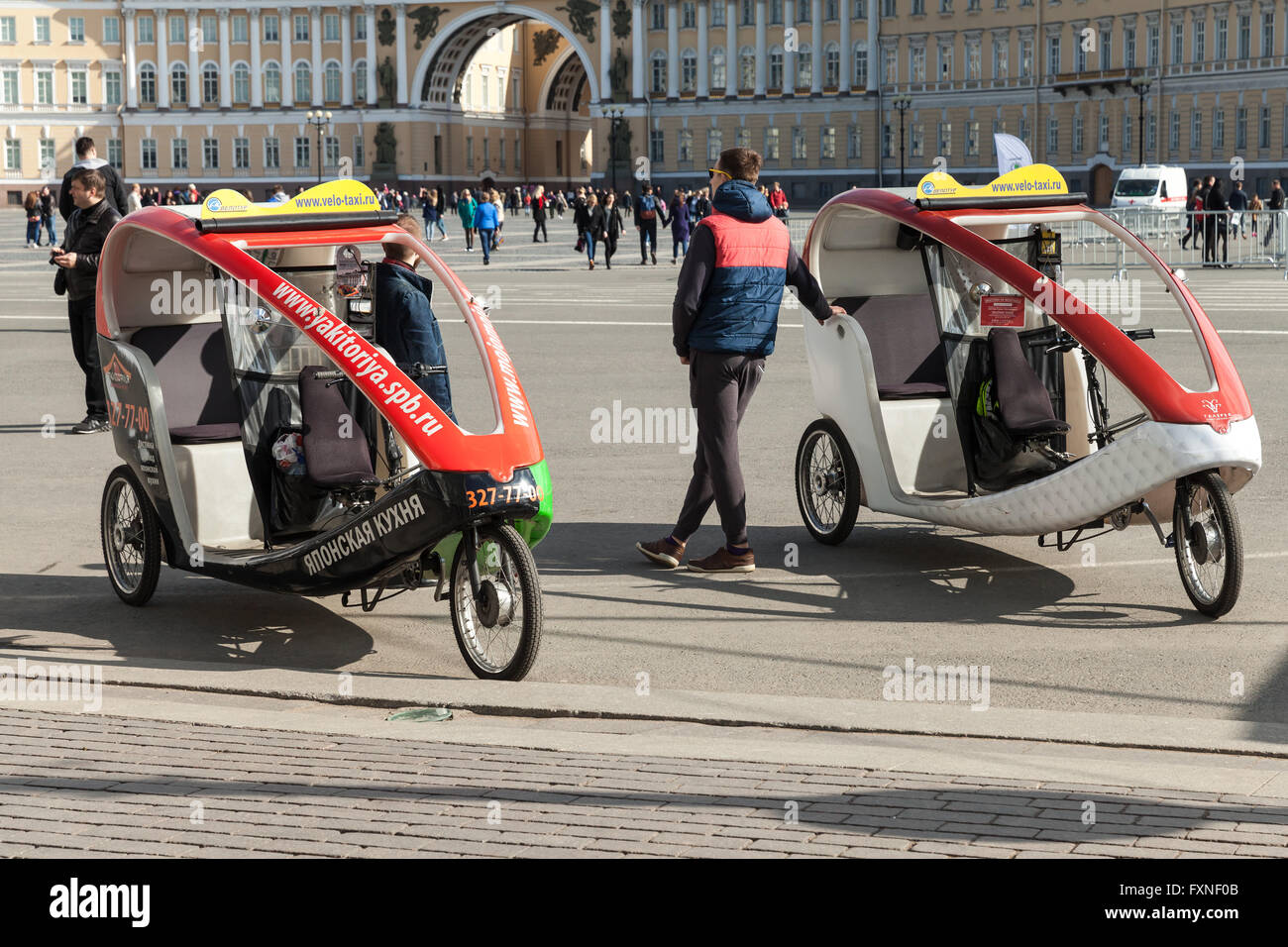 Saint-pétersbourg, Russie - Avril 9, 2016 Location : les chauffeurs de taxi attendent les passagers sur la place du palais de Saint-Pétersbourg Banque D'Images