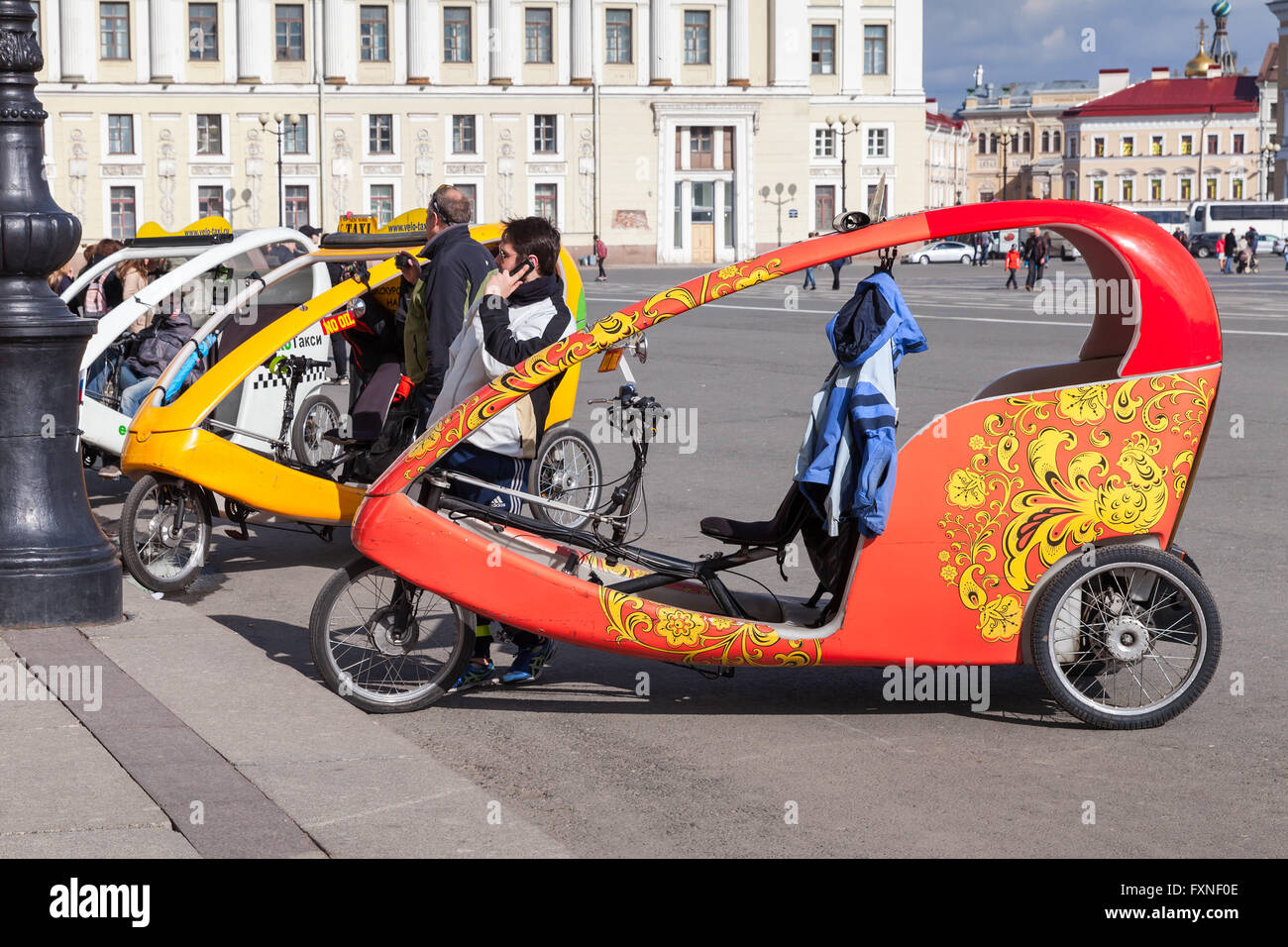 Saint-pétersbourg, Russie - 9 Avril 2016 : Ville location les chauffeurs de taxi attendent les passagers sur la place du palais de Saint-Pétersbourg Banque D'Images