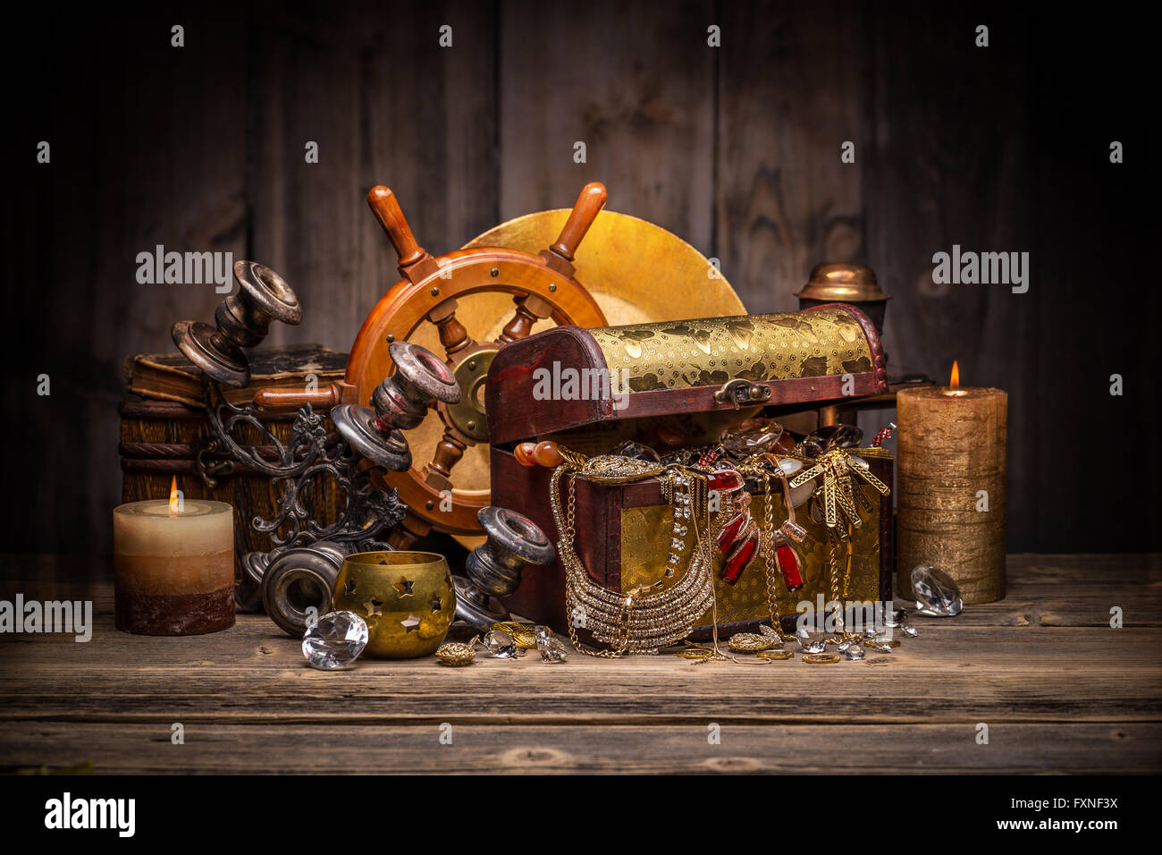 Composition du coffre au trésor sur fond de bois Banque D'Images