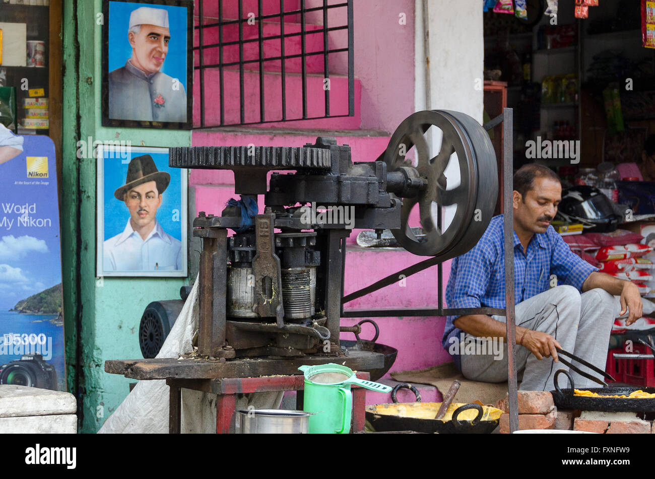 Machine de broyage de la canne à sucre, près de Dharamsala, District Kangra, Himachal Pradesh, Inde, Banque D'Images