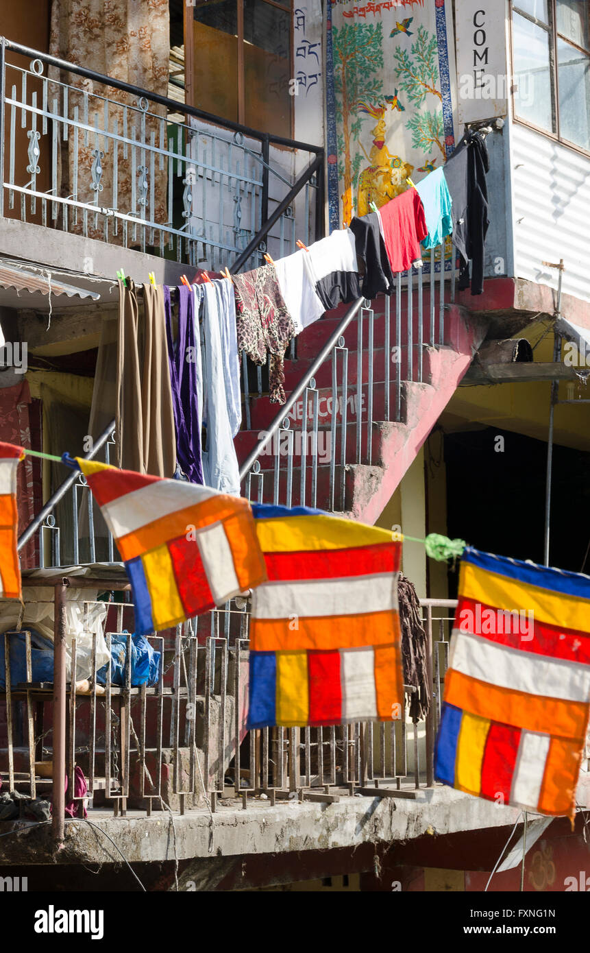 Le lavage et l'escalier à l'extérieur de bâtiment résidentiel près de Dalaï Lama Temple, avec les drapeaux de prières, McLeod Ganj, Dharamsala, Dist Kangra Banque D'Images