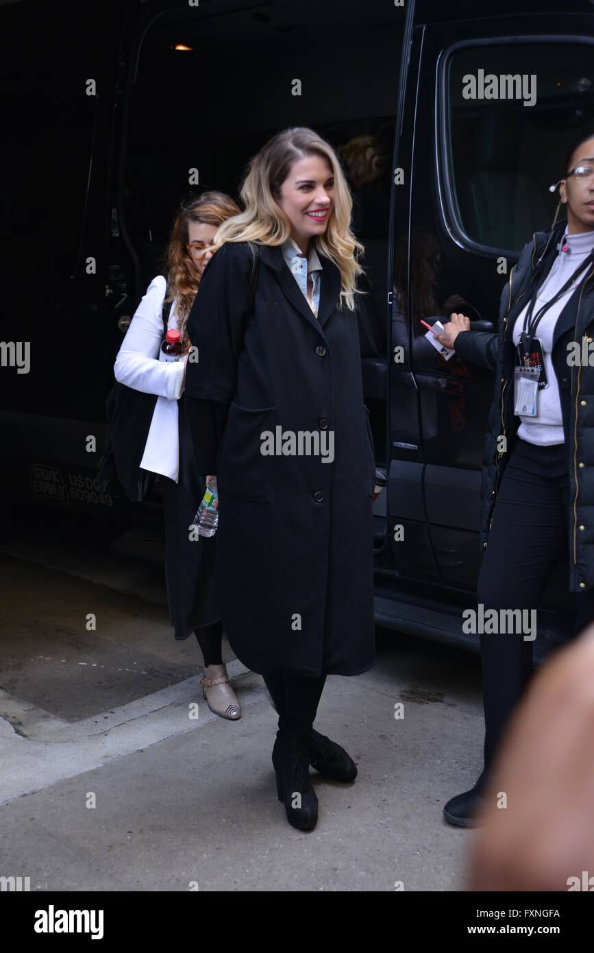 Cast De Schitts Creek Figurant Sur Aol Construire Serie Mettant En Vedette Annie Murphy Ou Manhattan New York United States Quand 16 Mars 16 Photo Stock Alamy Cast De Schitts Creek Figurant Sur Aol Construire Serie Mettant En Vedette Annie Murphy Ou Manhattan New York United States Quand 16 Mars 16 Photo Stock Alamy