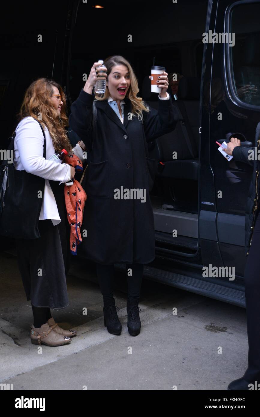 Cast De Schitts Creek Figurant Sur Aol Construire Serie Mettant En Vedette Annie Murphy Ou Manhattan New York United States Quand 16 Mars 16 Photo Stock Alamy Cast De Schitts Creek Figurant Sur Aol Construire Serie Mettant En Vedette Annie Murphy Ou Manhattan New York United States Quand 16 Mars 16 Photo Stock Alamy