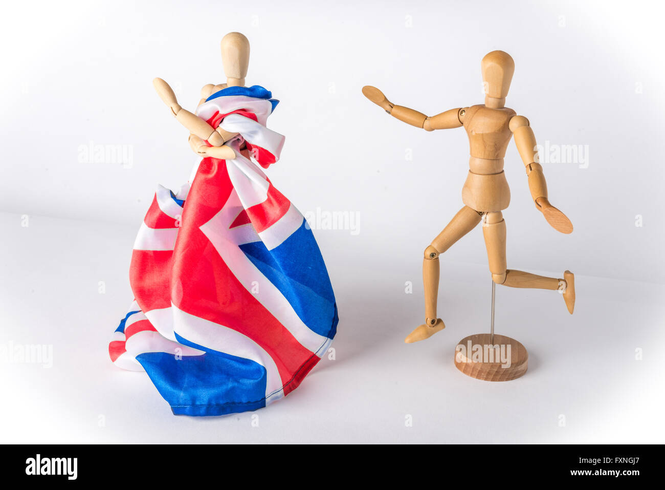 Mannequins en bois symbolisant l'Union européenne laissant UK dans Brexit Banque D'Images