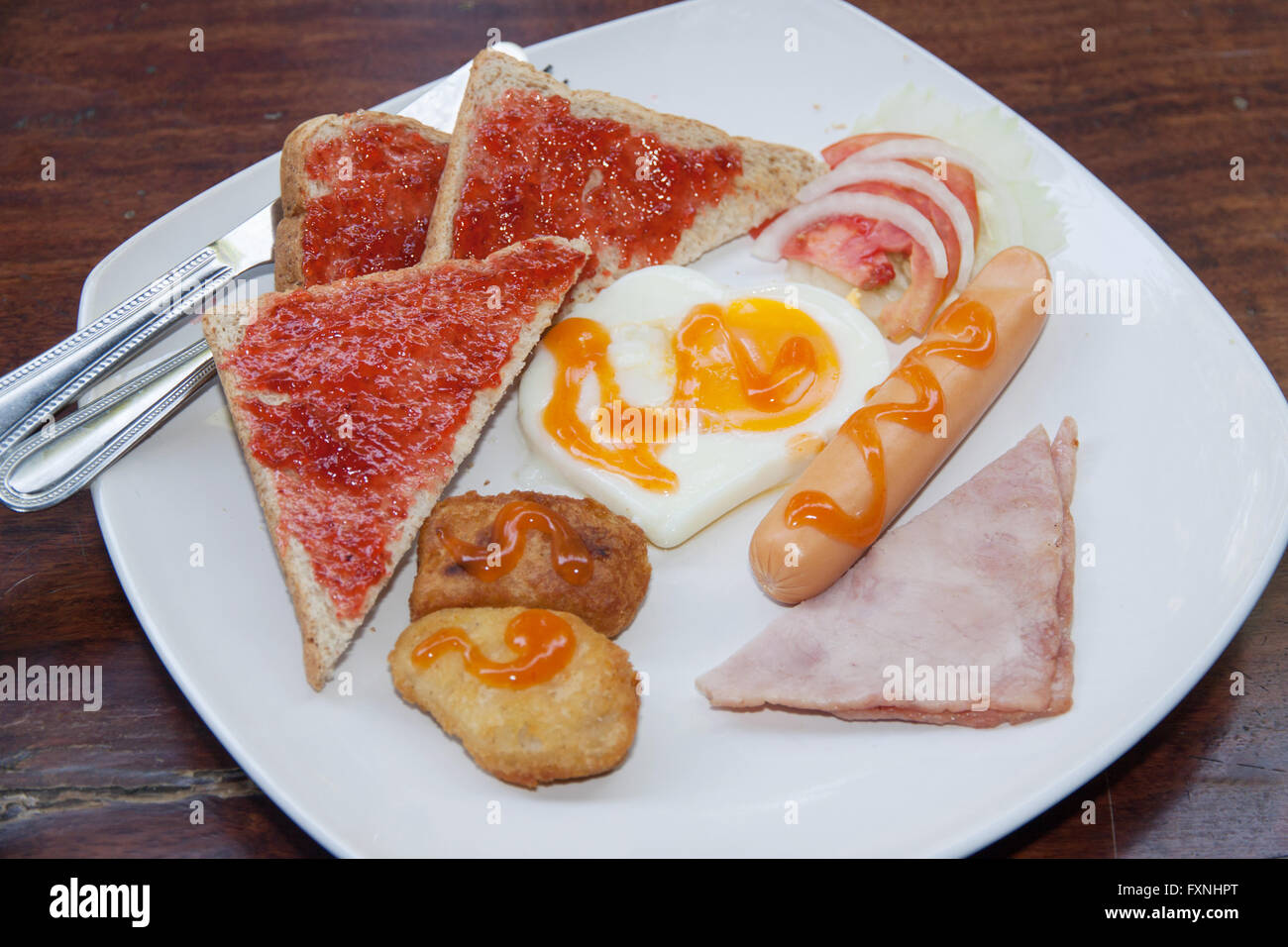 Petit-déjeuner de l'Amérique et des salades sur la table en bois dans la matin Banque D'Images