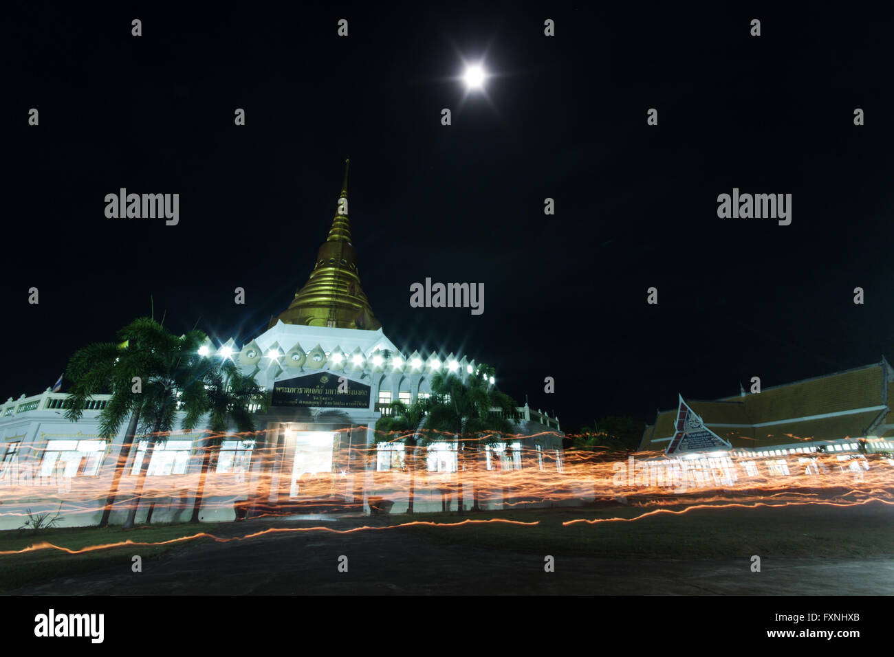 PRACHUAPKIRIKHAN THAÏLANDE- 13 mai : Journée du Vesak. Les bouddhistes à la bougie et lotus pour marcher autour de Wat Banque D'Images