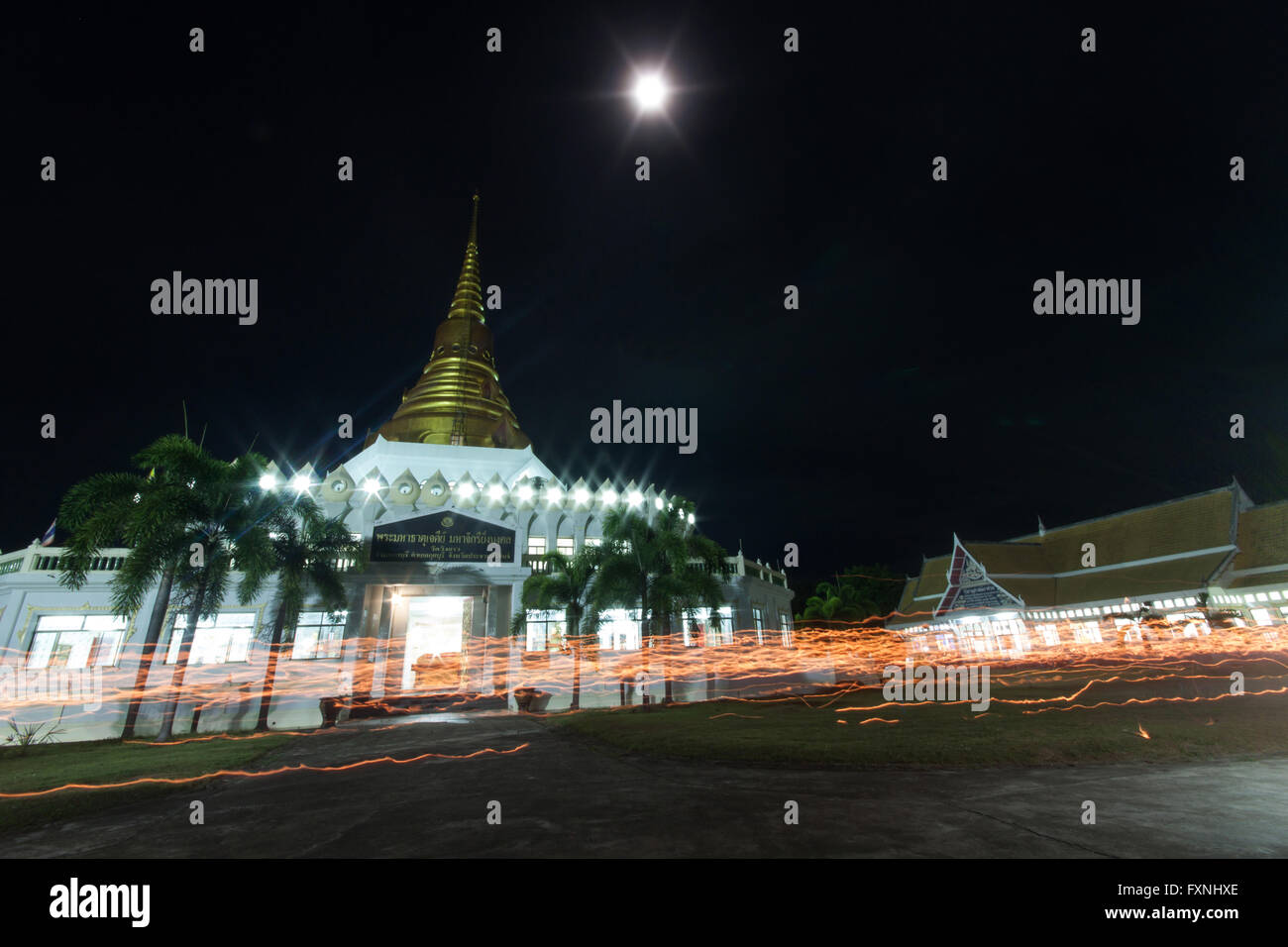 PRACHUAPKIRIKHAN THAÏLANDE- 13 mai : Journée du Vesak. Les bouddhistes à la bougie et lotus pour le tour de l'est l'importante à temple Banque D'Images