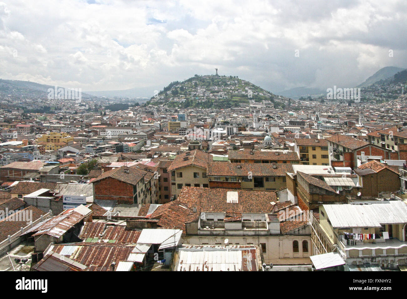 Vue de dessus de la vieille ville de Quito et El Panecillo La colline de la basilique de Quito, Equateur. Banque D'Images