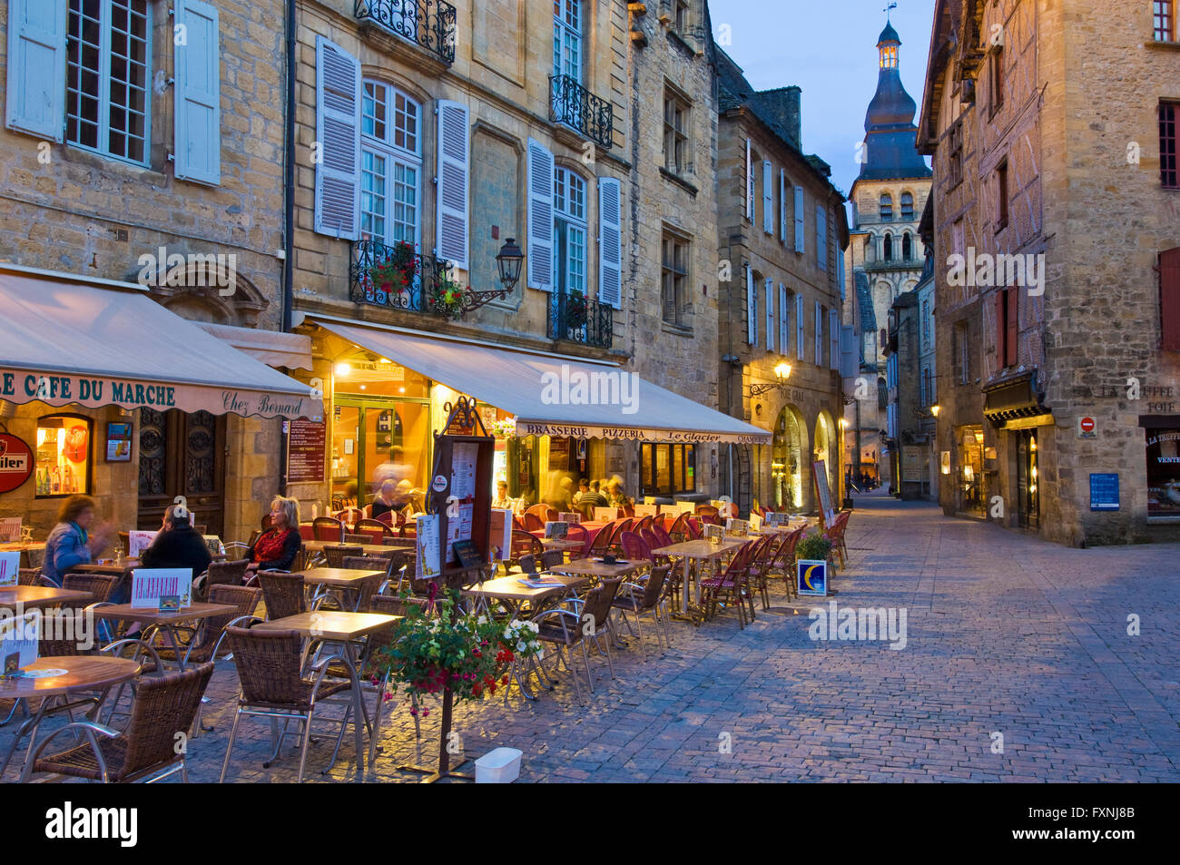 Le centre-ville de Sarlat-la-Canéda dans le sud-ouest de la France dans la soirée. Banque D'Images