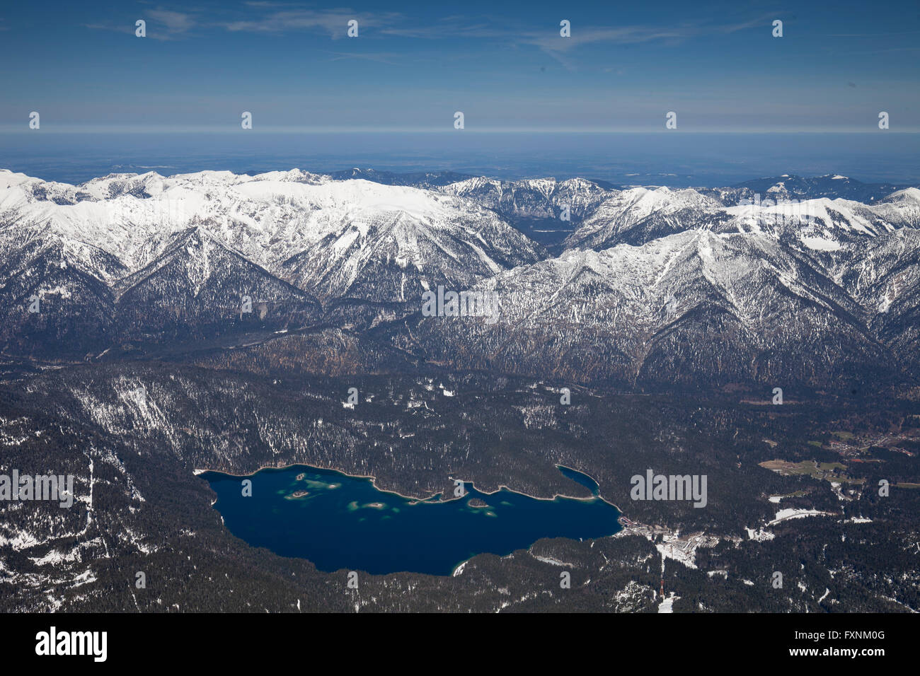 Vue depuis le lac sur la Zugspitze et les Alpes Eibsee, Upper Bavaria, Bavaria, Germany Banque D'Images