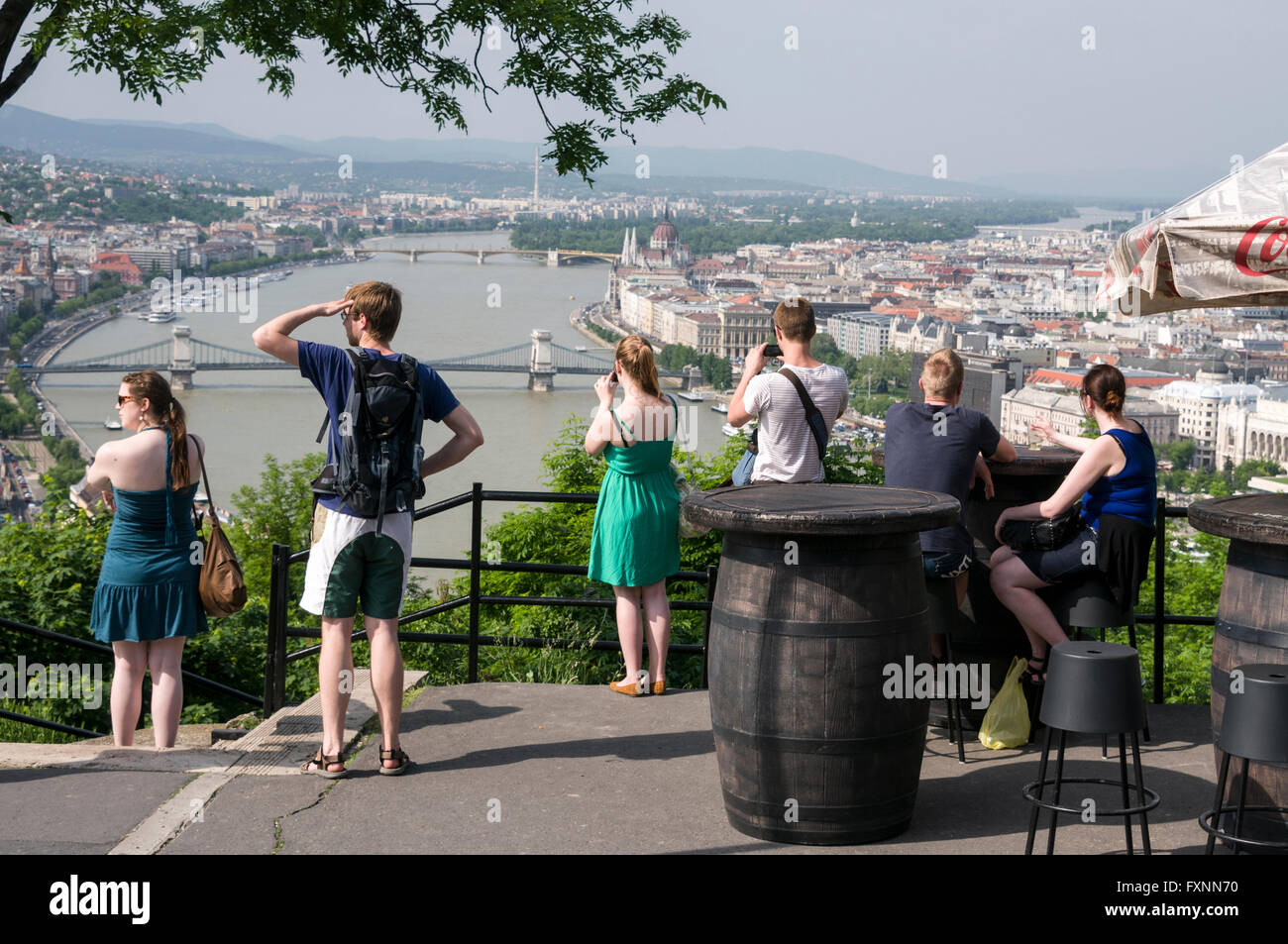 Les visiteurs à admirer la vue de la citadelle sur la colline Gellert, du Danube, du côté Buda de Budapest en Hongrie. Le Cha Banque D'Images