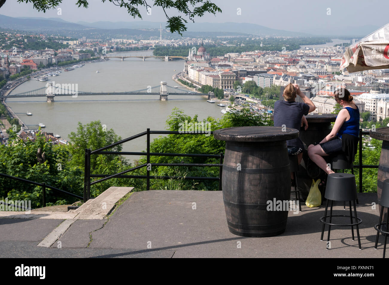 Les visiteurs admirent la vue depuis la citadelle sur la colline Gellert du Danube, du côté Buda de Budapest, en Hongrie. Banque D'Images