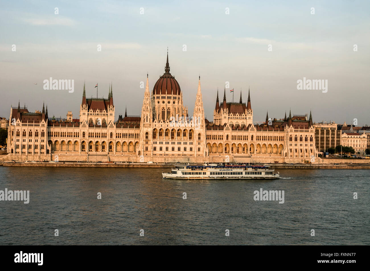 Le Parlement hongrois est le siège de l'Assemblée nationale de Hongrie à Budapest. Le Parlement est le plus grand bâtiment de Hongrie et est un Banque D'Images