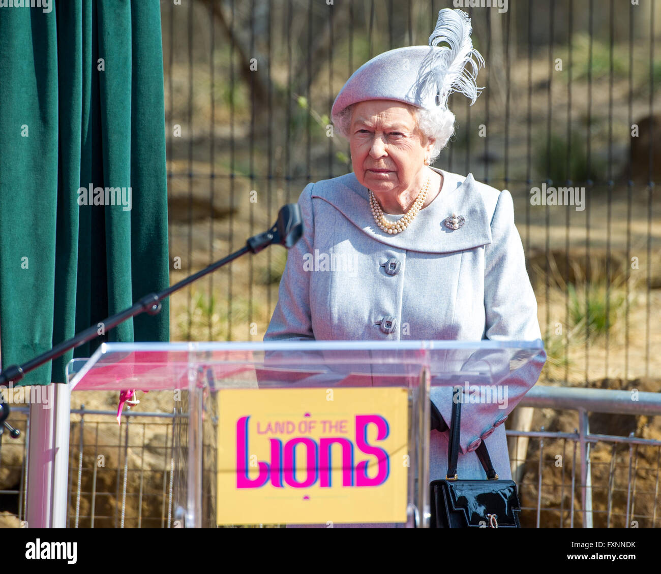 Sa Majesté la Reine Elizabeth II et le Prince Philip, duc d'Édimbourg sur leur visite au ZSL London Zoo's 'Terre de la pièce des Lions. L'exposition sera d'établir un nouveau centre d'élevage de un groupe de lions d'Asie en voie de disparition. Ainsi que du zoo de réunion Banque D'Images