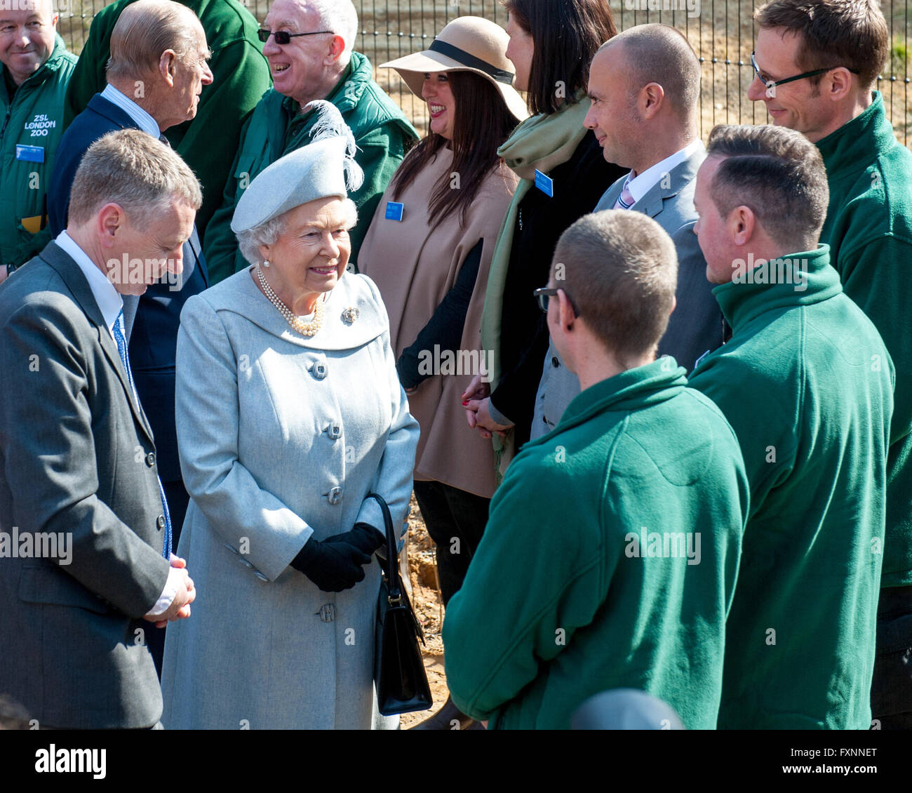 Sa Majesté la Reine Elizabeth II et le Prince Philip, duc d'Édimbourg sur leur visite au ZSL London Zoo's 'Terre de la pièce des Lions. L'exposition sera d'établir un nouveau centre d'élevage de un groupe de lions d'Asie en voie de disparition. Ainsi que du zoo de réunion Banque D'Images