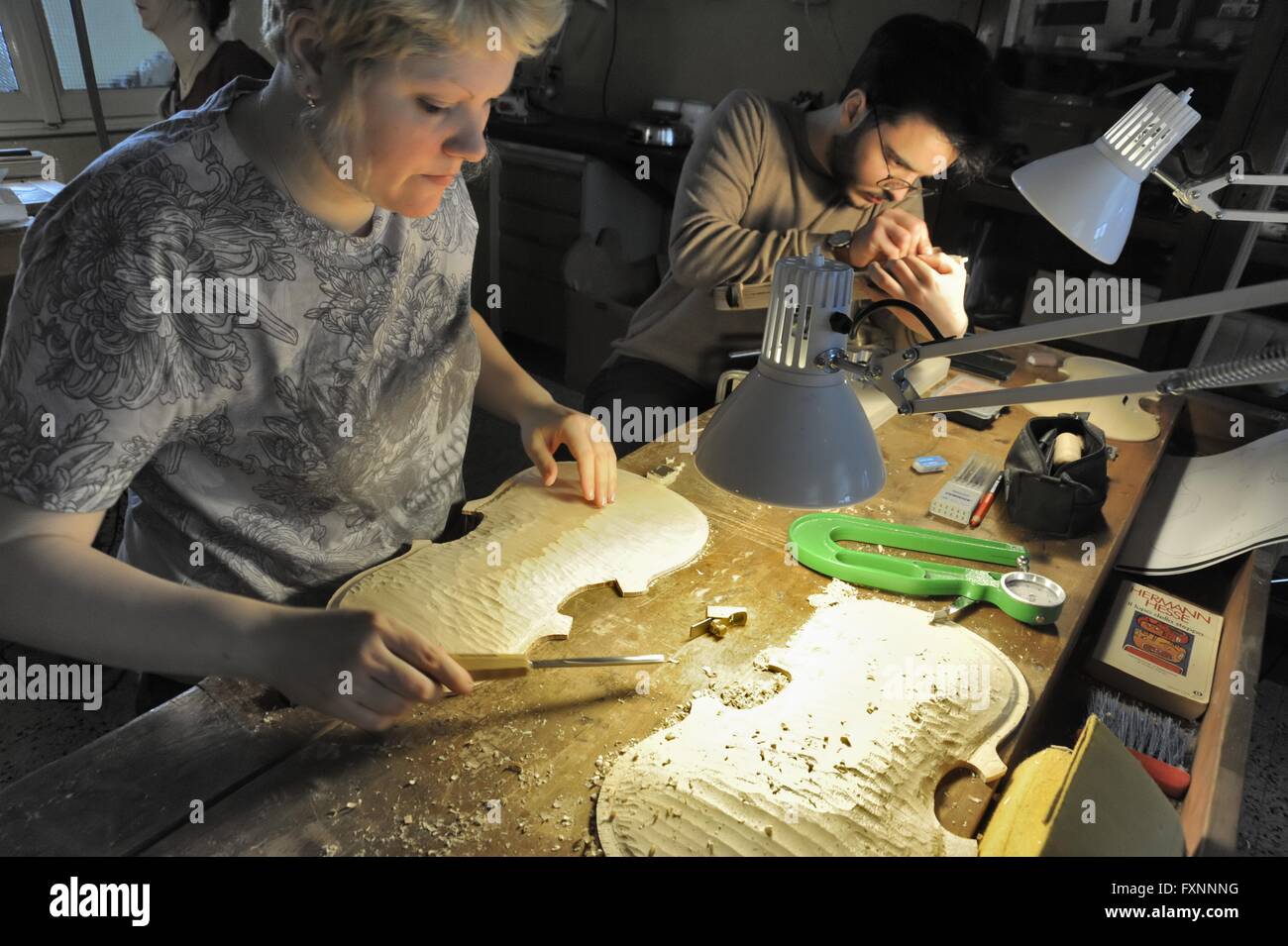 Milan (Italie) Civic École de lutherie, phases de construction d'un violon Banque D'Images