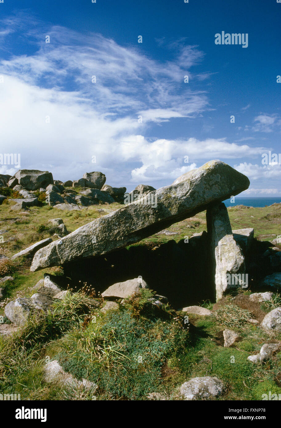 Voir SW de Coetan Arthur tombeaux néolithiques s'est effondré dans les vestiges d'un cairn ronde sur St David's Head, Pembrokeshire. Banque D'Images