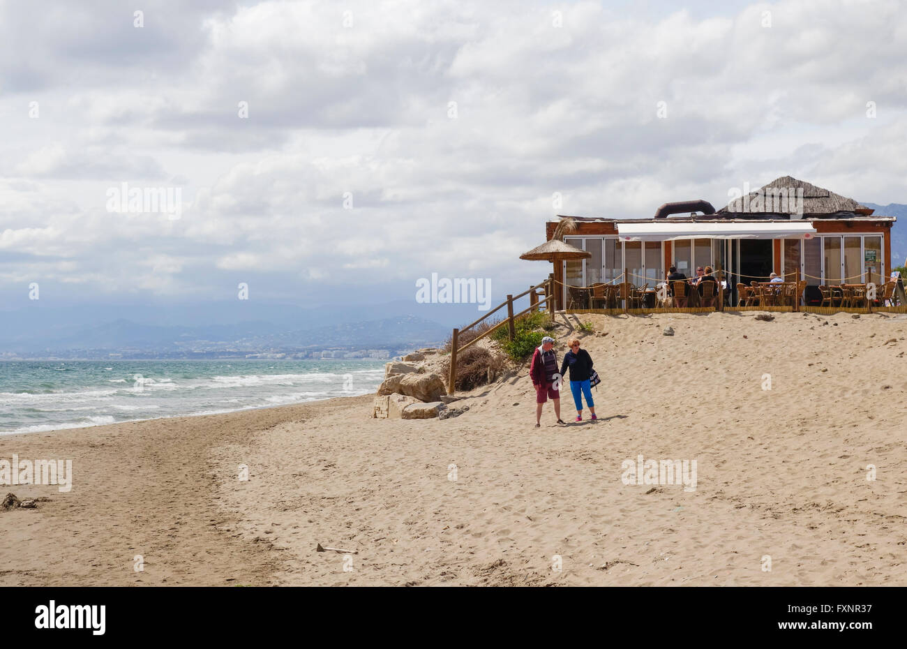 Restaurant bar la plage méditerranéenne à Elviria, Marbella, Andalousie, espagne. Banque D'Images