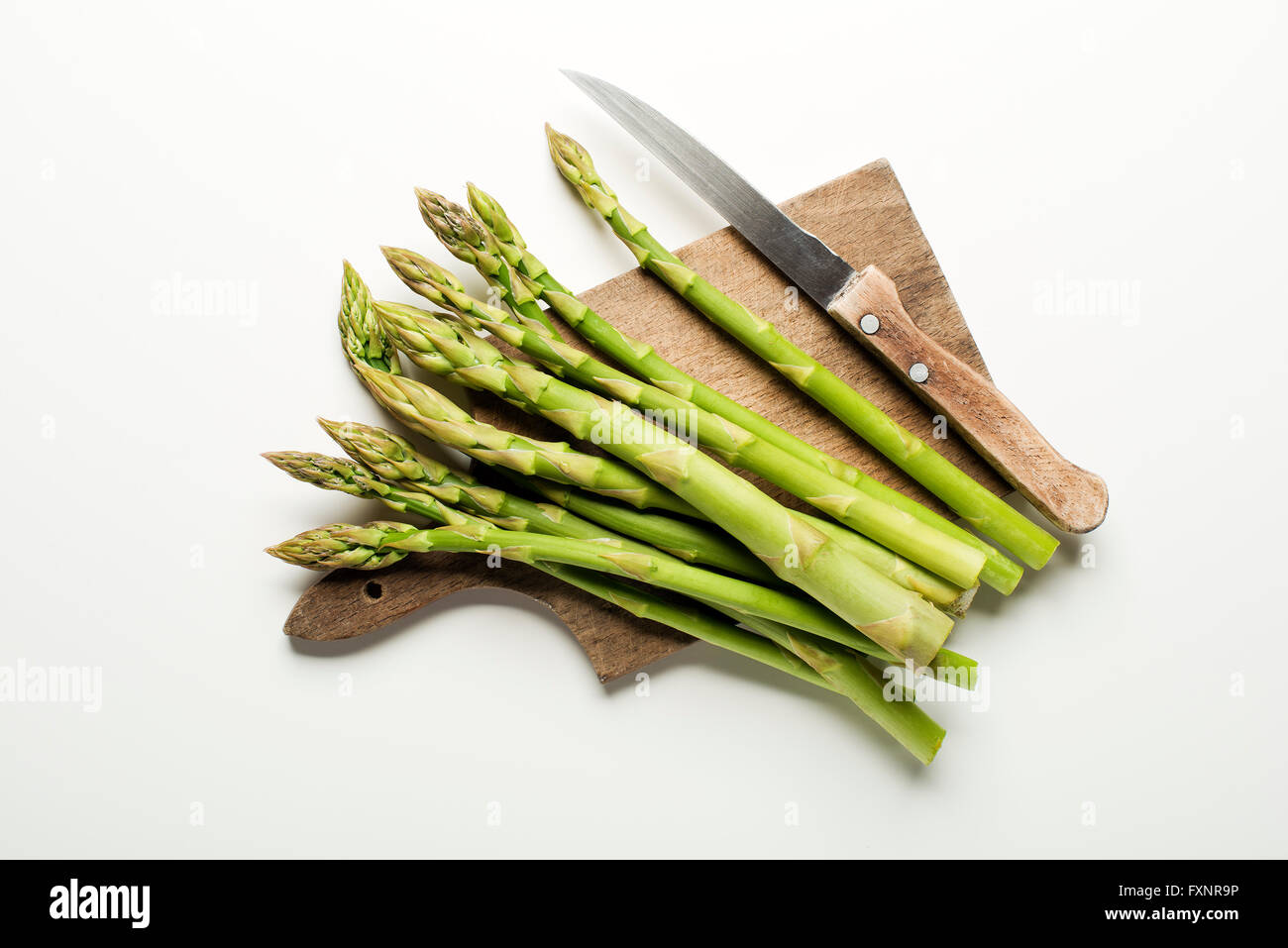 Asperges fraîches sur fond blanc l'analyse des frais généraux Banque D'Images