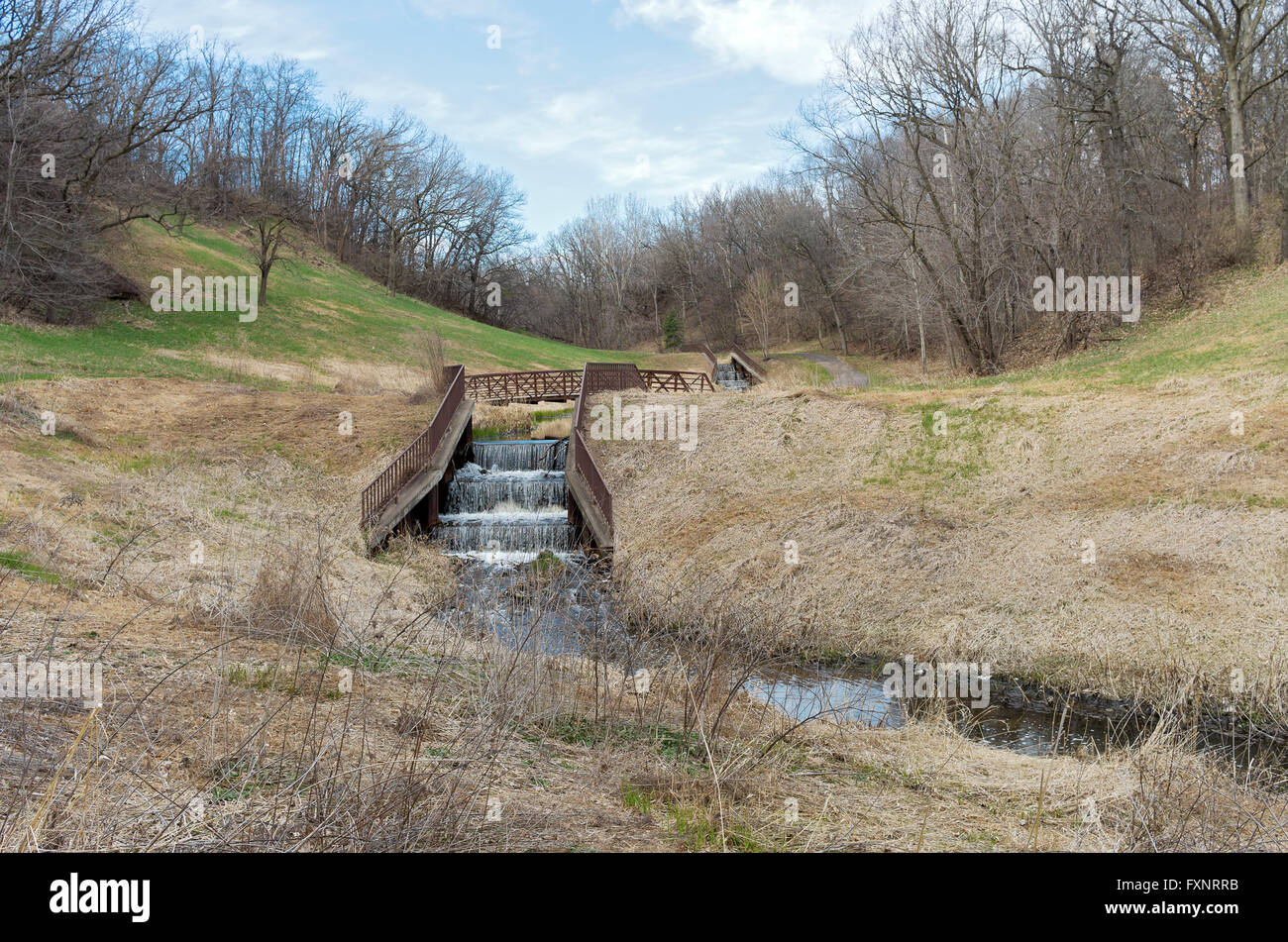 Battle Creek Regional Park scenic avec passage pour piétons le long de ruisseau sentier bordé d'arbres, avec en premier plan à saint Banque D'Images