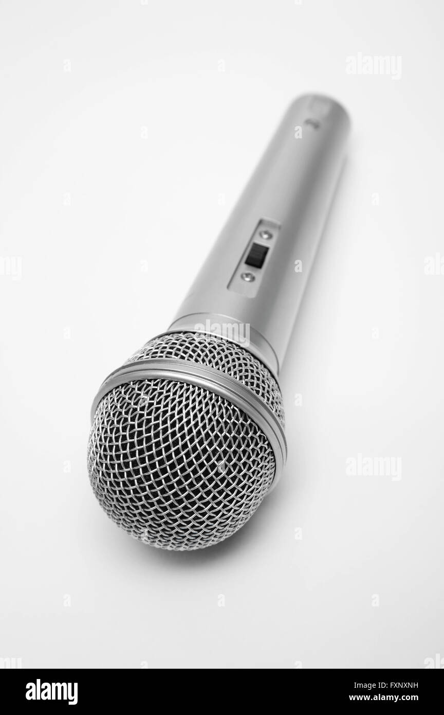 Nouveau et microphone métallique sur fond gris Banque D'Images