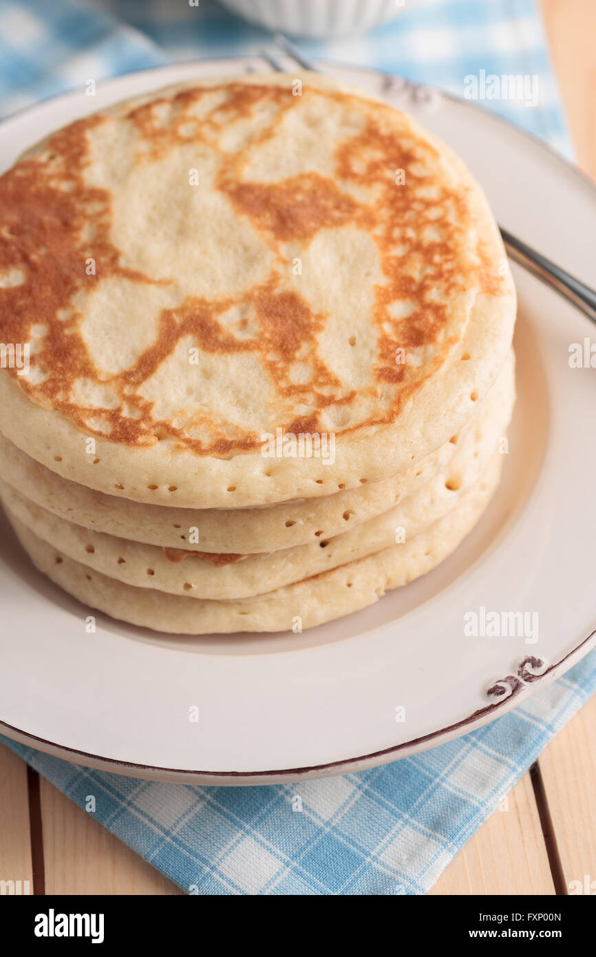 Crêpes au babeurre avec accent peu profondes, les lumières d'éclairage et de réglage de petit-déjeuner du matin Banque D'Images