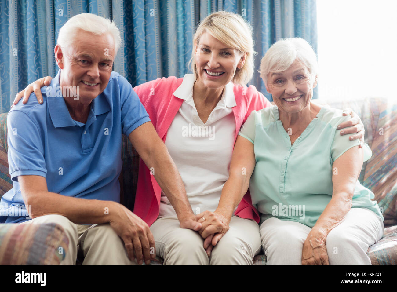 Nurse sitting entre un couple de personnes âgées Banque D'Images