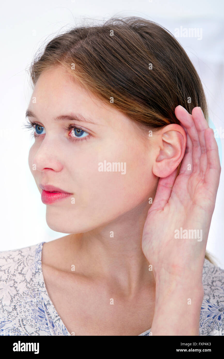 Parution du modèle. Jeune femme avec des oreilles en cornet à la main. Banque D'Images