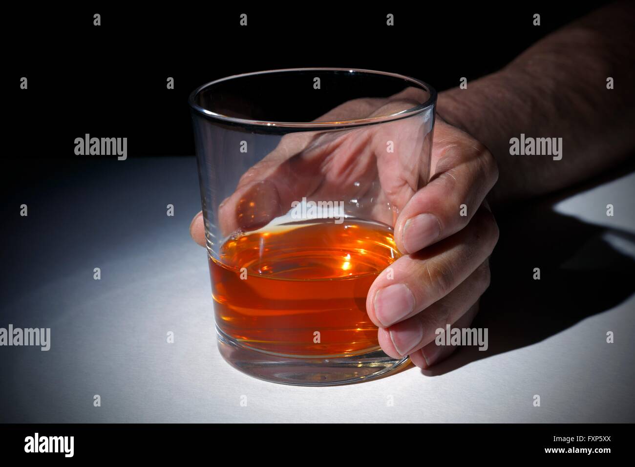 Personne tenant un verre de whisky, studio shot. Banque D'Images